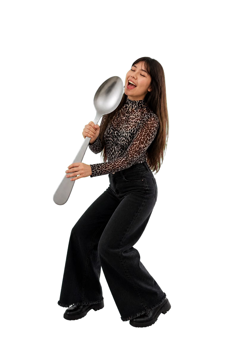 Larissa brincando com uma colher gigante